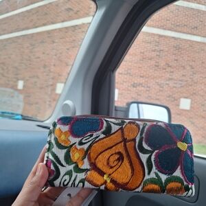 Es Nueva Desde Mexico Embroidered Floral Zip Pouch - Multicolor
